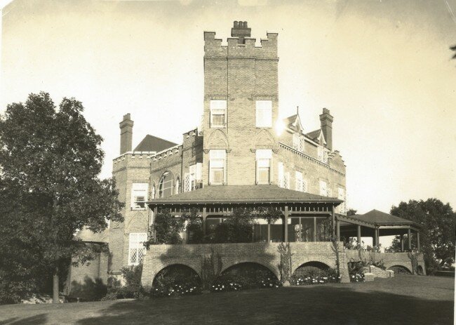 decordova-castle-bw (800x571)